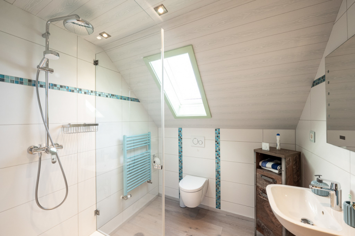 Duschbad und Fenster im DG in 2019 modernisiert