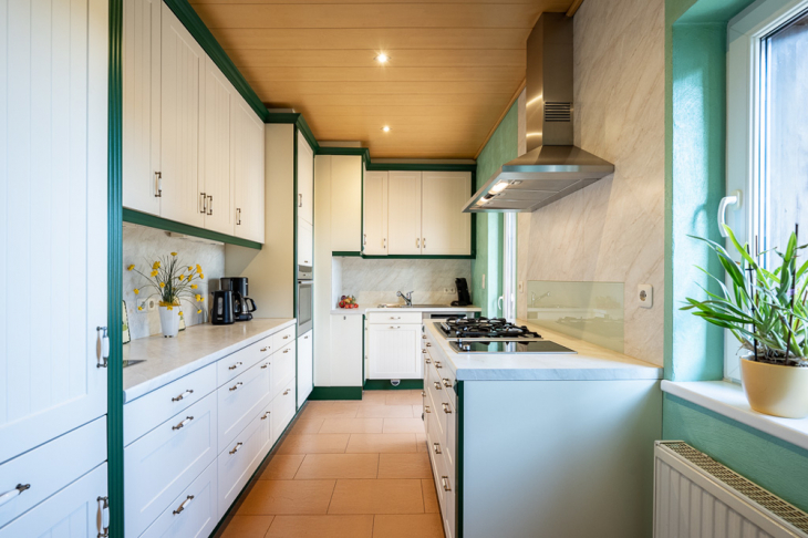 Küche mit tollem Kochbereich und Ausgang zur Dachterrasse