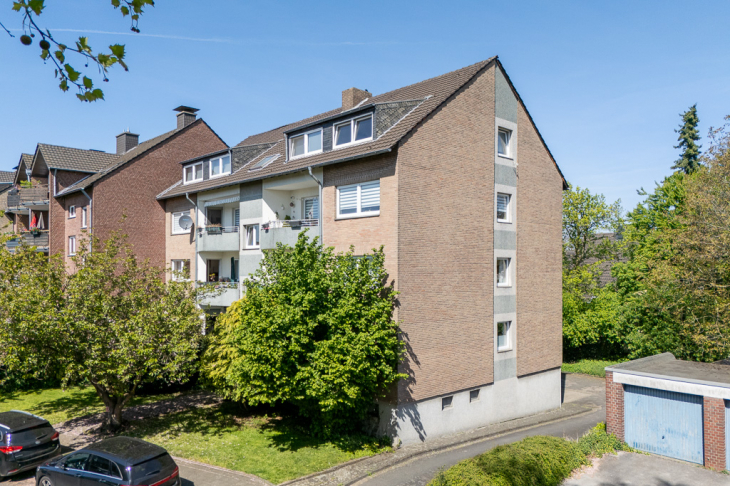 Solide Anlageimmobilie im gefragten Hüls – MFH mit 11 Wohnungen und 6 Garagen Mehrfamilienhaus in Krefeld / Hüls