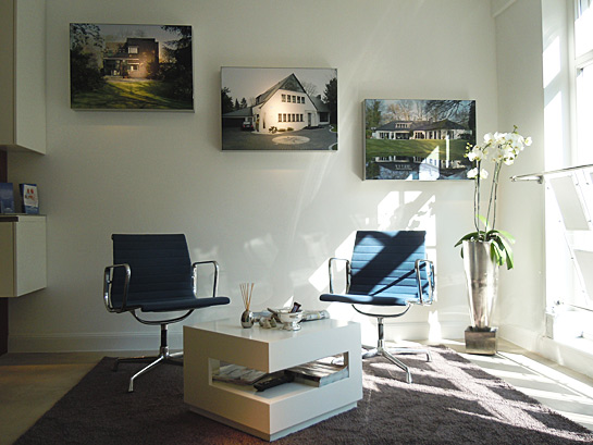 Loungebereich im Shop von Schreurs Immobilien in Krefeld-Bockum