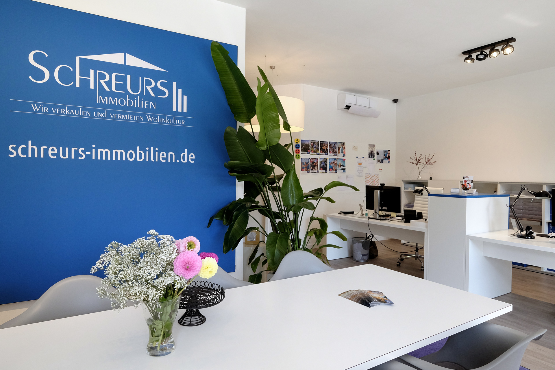 Blick durch das Immobilienbüro