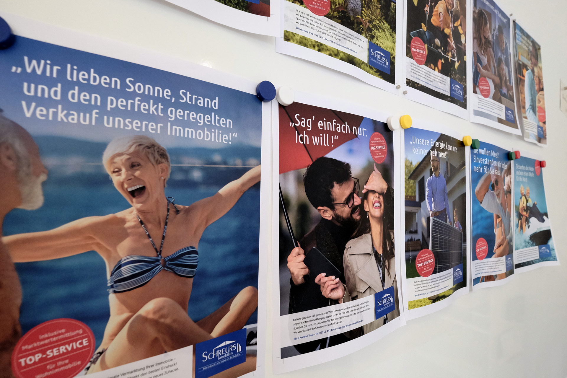 Printwerbung an der Wand