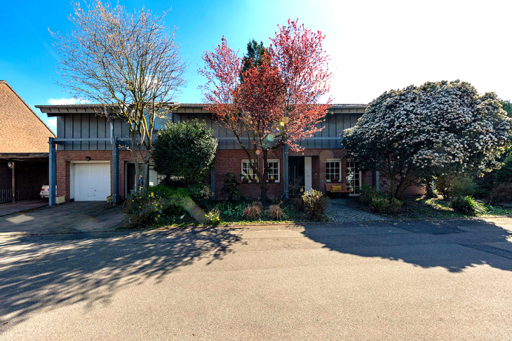 Architektenhaus mit offener Galerie & 298 m² - unique und viel Potenzial in familienfreundlicher Lage Einfamilienhaus in Krefeld / Inrath/Kliedbruch (Dyklage)