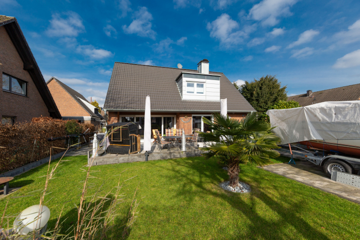 Stilvoll saniertes Einfamilienhaus mit moderner Technik und sonnigem Lifestyle-Garten nahe Fabritianum Einfamilienhaus in Krefeld / Uerdingen