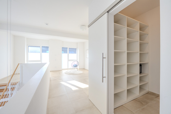 Ankleidezimmer und Blick zur Galarie
