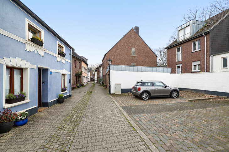 anmietbare Stellplätz vor dem Haus