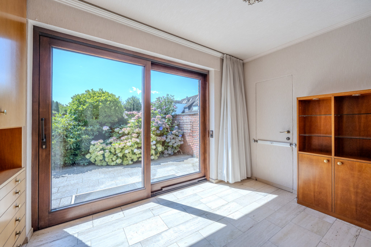 Arbeitszimmer mit Zugang zur Garage