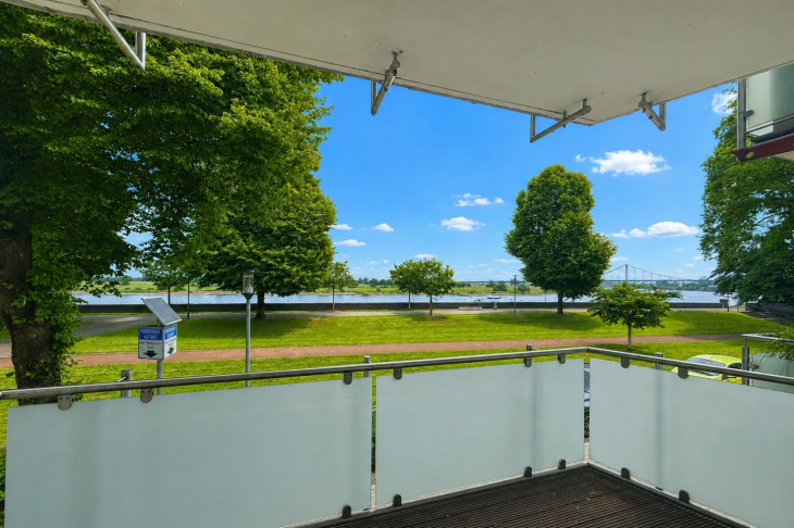 Ausblick vvom Wohnraum auf den Rhein