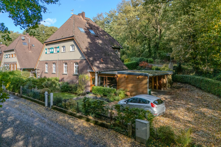 Außenansicht mit Carport