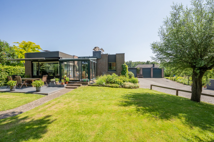 Außenansicht mit Garten Westseite