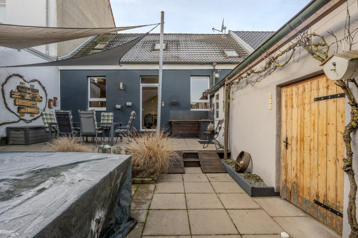 Außenbereich mit separatem Waschhaus