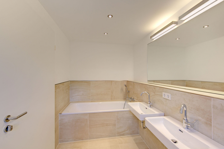 Bad en Suite mit Badewanne
