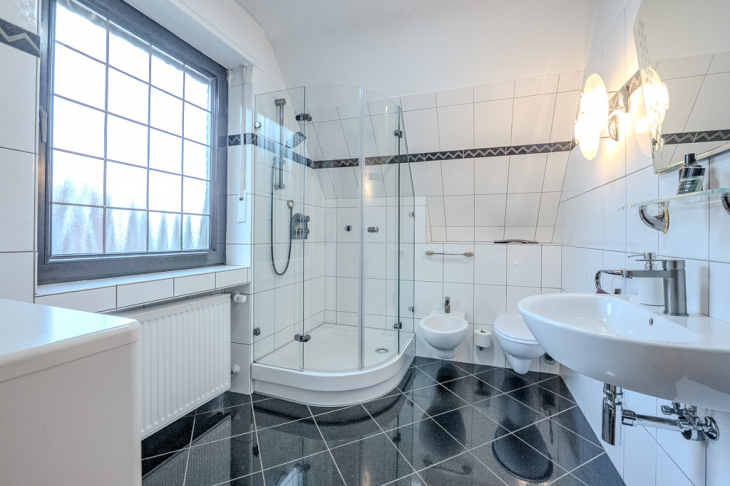 Bad mit Dusche 1. OG