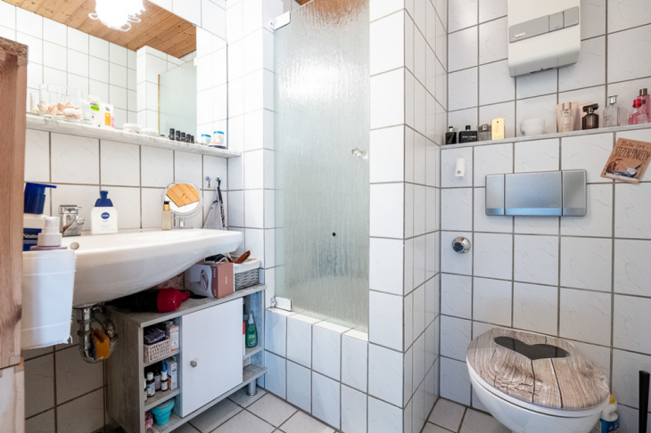 Bad mit Dusche Erdgeschoss