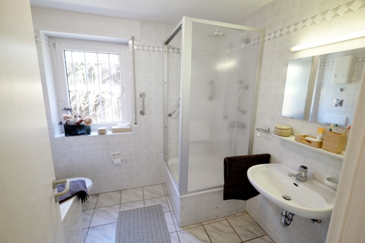 Bad mit Dusche und Badewanne