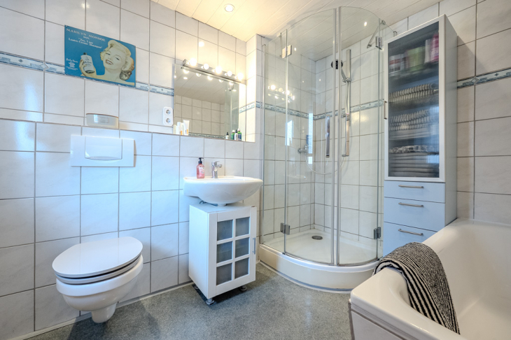 Bad mit Dusche und Badewanne