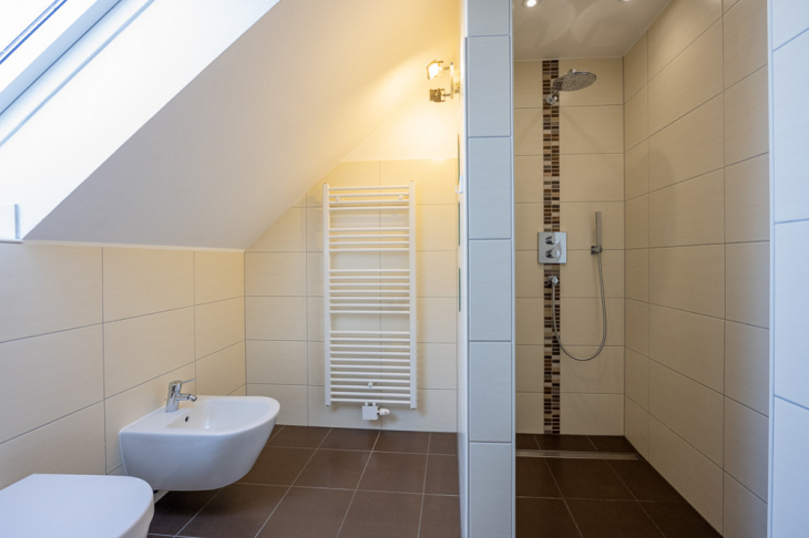 Bad mit Dusche und Bidet Obergeschoss