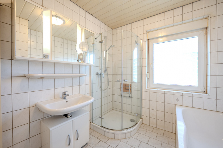 Bad mit Dusche und Wanne