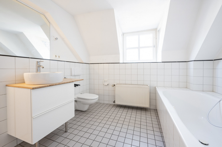 Bad mit Dusche, Wanne und Fenster