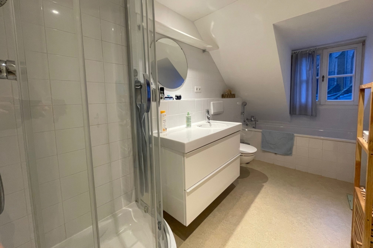 Bad mit Dusche, Wanne und Fenster