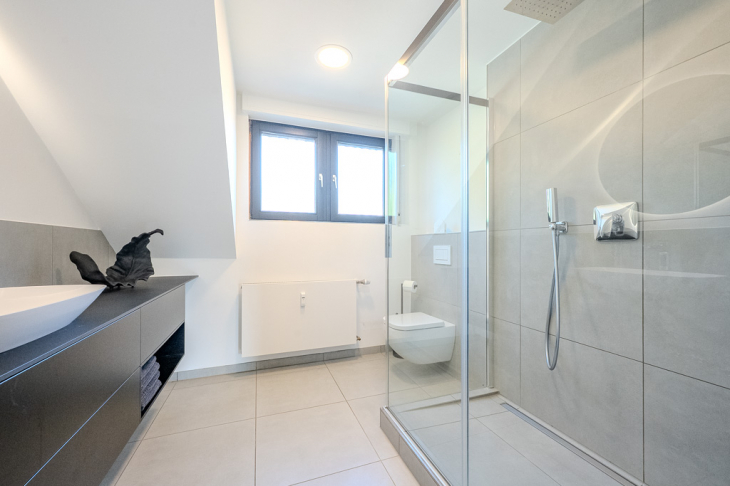Bad mit Fenster und bodennaher Dusche