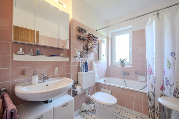 Bad mit Wanne - Wohnung 1. OG