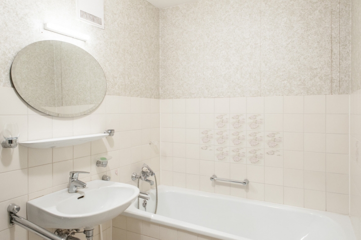 Bad mit Wanne...