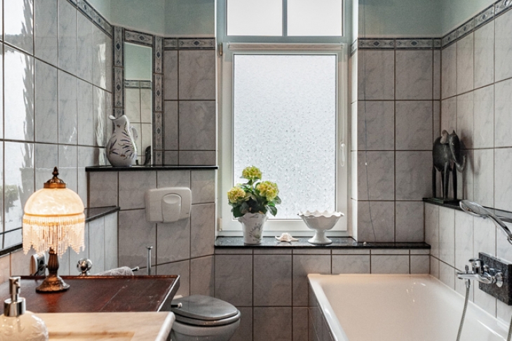 Bad mit Wanne OG