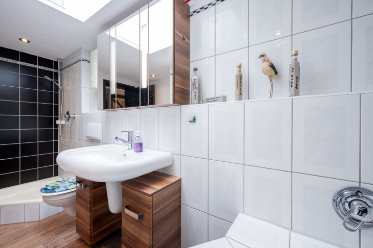 Bad mit Wanne und  Dusche