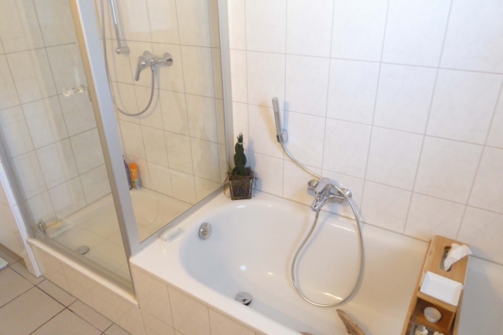 Bad mit Wanne und Dusche