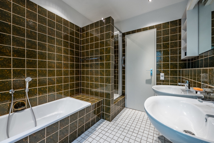 Bad mit Wanne und Dusche