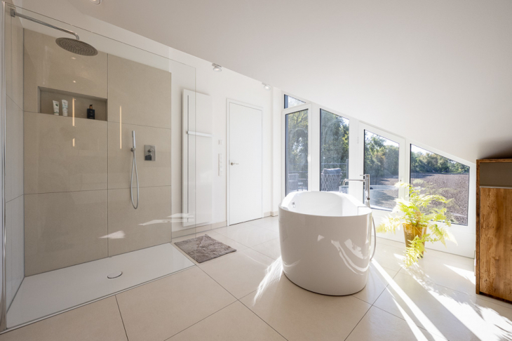 Badewanne mit Aussicht und Regenwalddusche