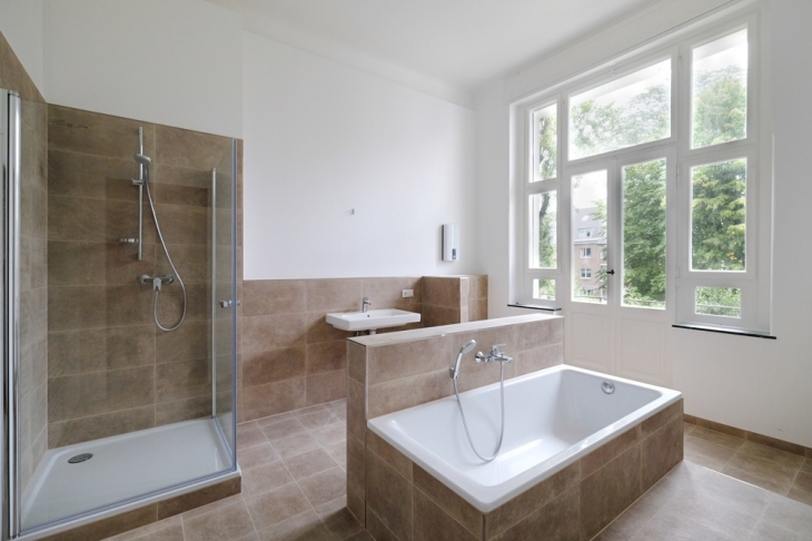 Badezimmer mit 2. kleinem Balkon