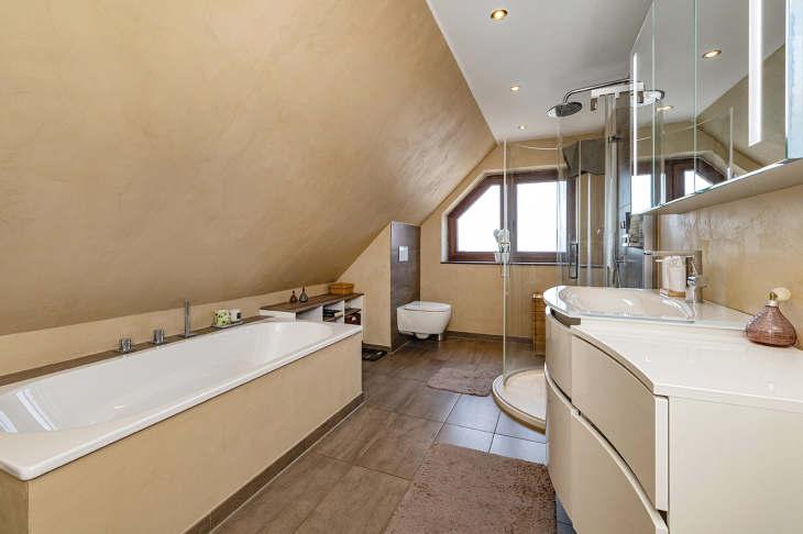 Badezimmer mit Badewanne + Dusche