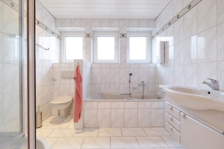 Badezimmer mit Badewanne...