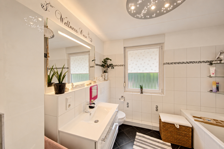 Badezimmer mit Badewanne und Dusche