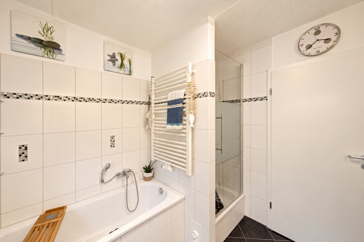Badezimmer mit Badewanne und Dusche