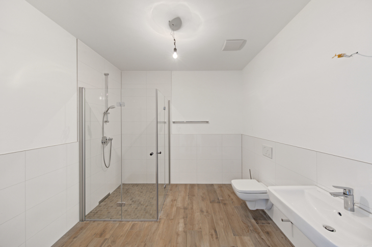 Badezimmer mit bodentiefer Dusche