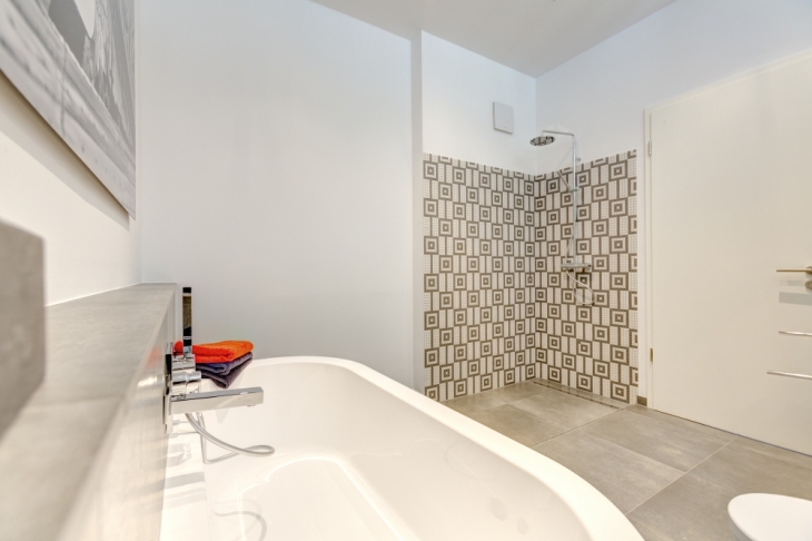 Badezimmer mit Dusch sowie Bade-Möglichkeit