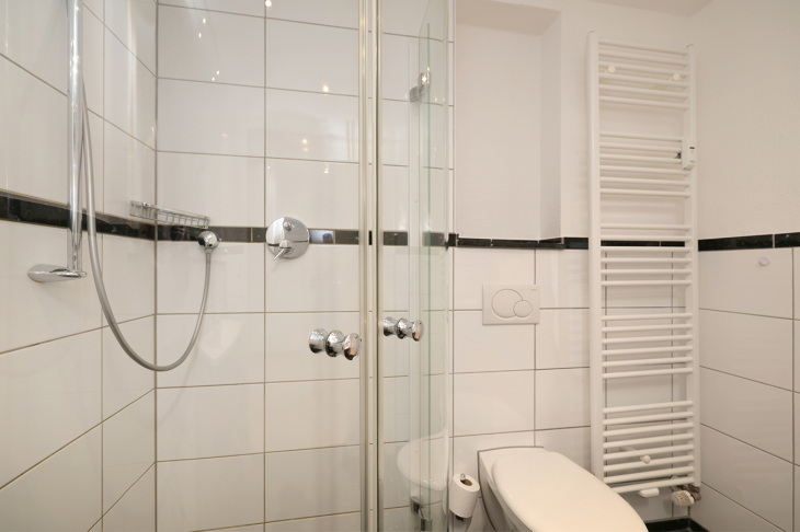 Badezimmer mit Dusche