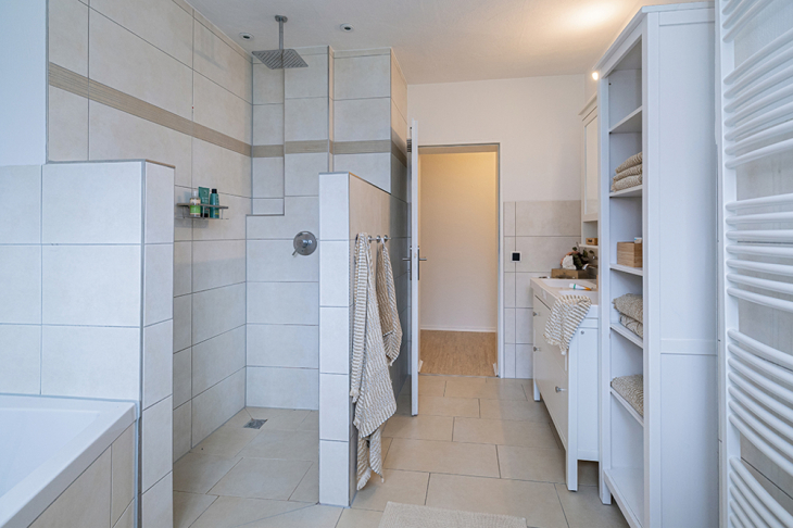 Badezimmer mit Dusche und Badewanne