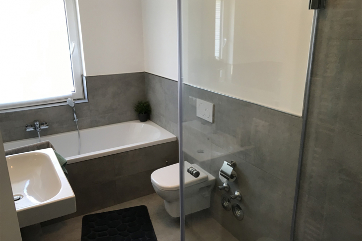 Badezimmer mit Dusche und Wanne