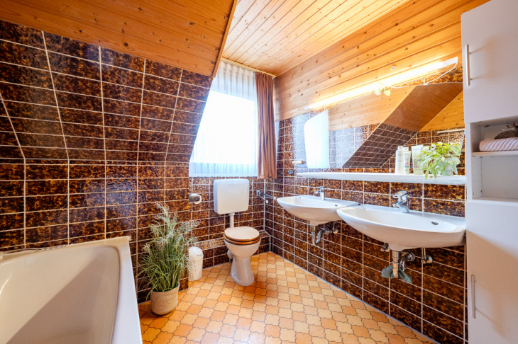 Badezimmer mit Fenster