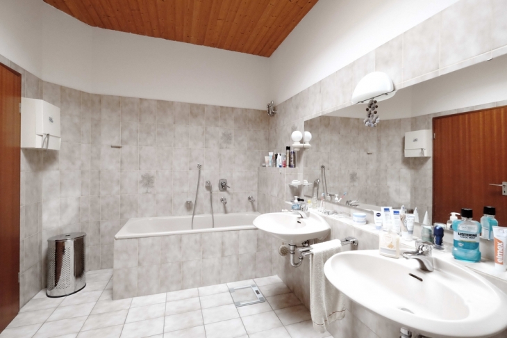 Badezimmer mit Tageslicht