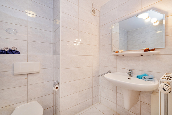 Badezimmer mit Wanne im EG