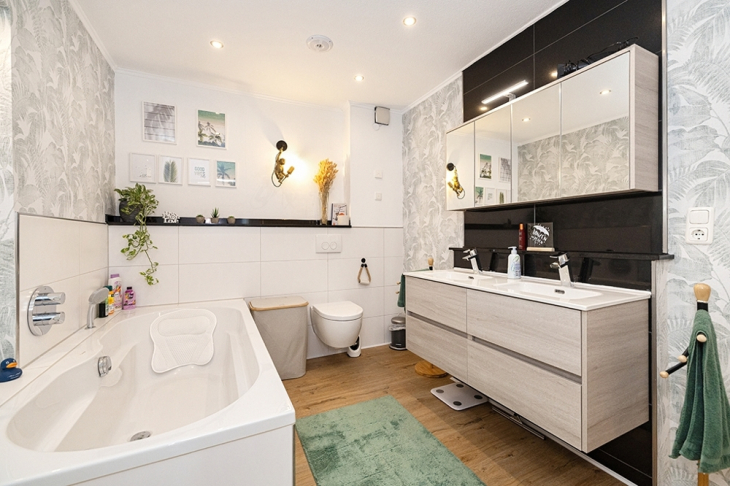 Badezimmer mit Wanne u. Dusche