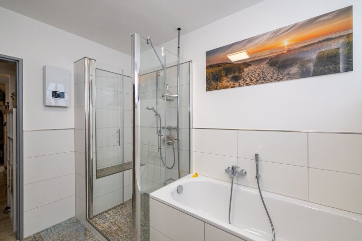 Badezimmer mit Wanne u. Dusche