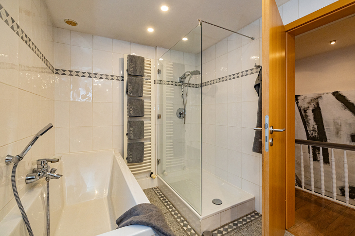Badezimmer mit Wanne u. Dusche