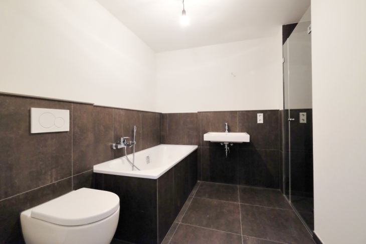 Badezimmer mit Wanne und Dusche