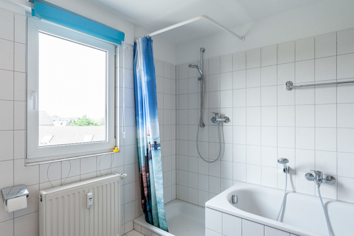 Badezimmer mit Wanne und Dusche